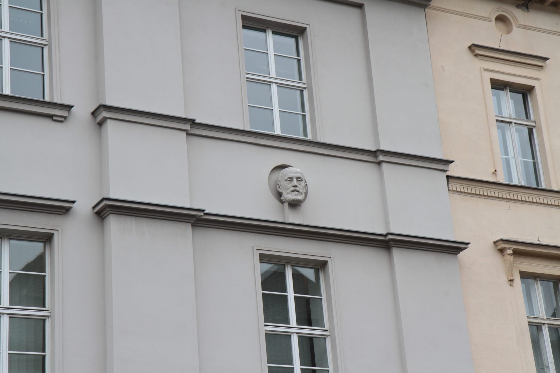 Rudolf Virchow's plaster cast head, Berlin (1).JPG